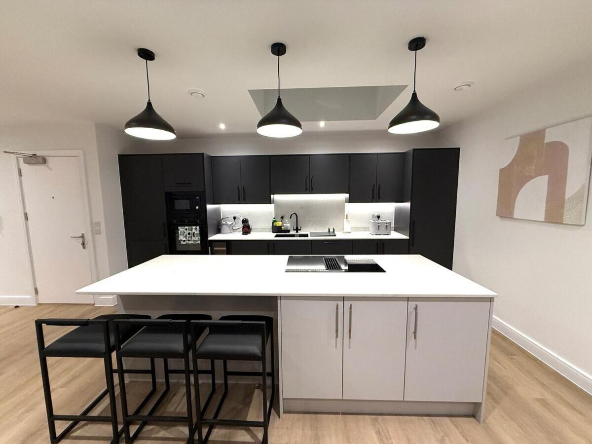 Sale Road Serviced Apartments Near Airport & Trafford Centre Вітеншо Екстер'єр фото